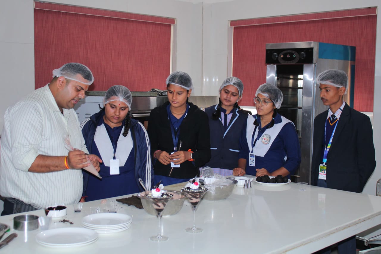 ग्राफिक एरा हिल यूनिवर्सिटी में फ्लेमलेस कुकिंग कार्यशाला ने बच्चों में जगाया पाक कला का जुनून