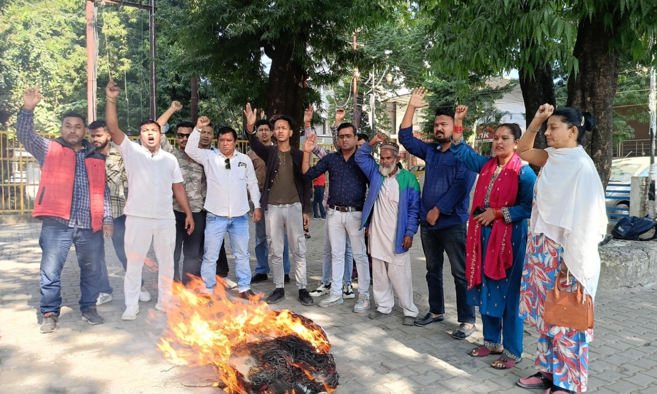 कांग्रेसियों ने राज्य सरकार के खिलाफ जोरदार नारेबाजी प्रदर्शन करते हुए पुतला दहन कर जमकर रोष जताया।