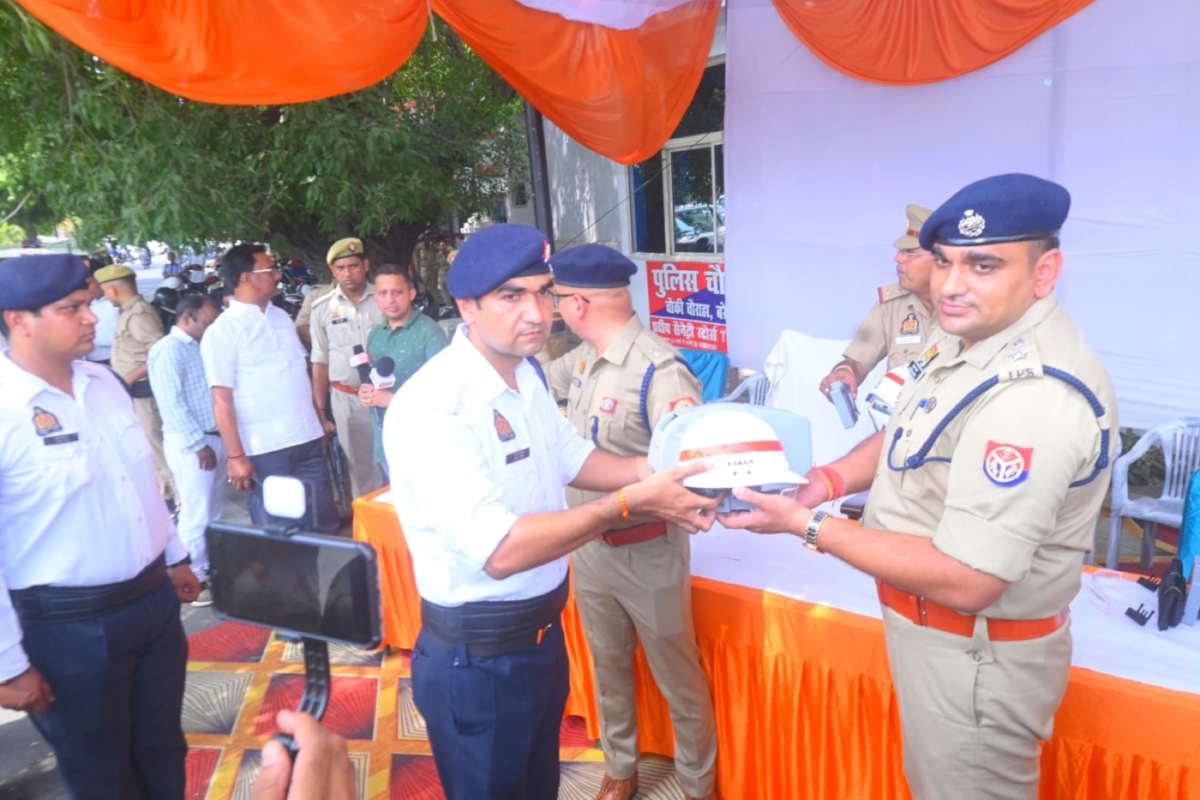 बरेली ट्रैफिक पुलिसकर्मियों को मिले एसी हेलमेट तेज धूप और गर्मी में अब नहीं तपेगा सिर